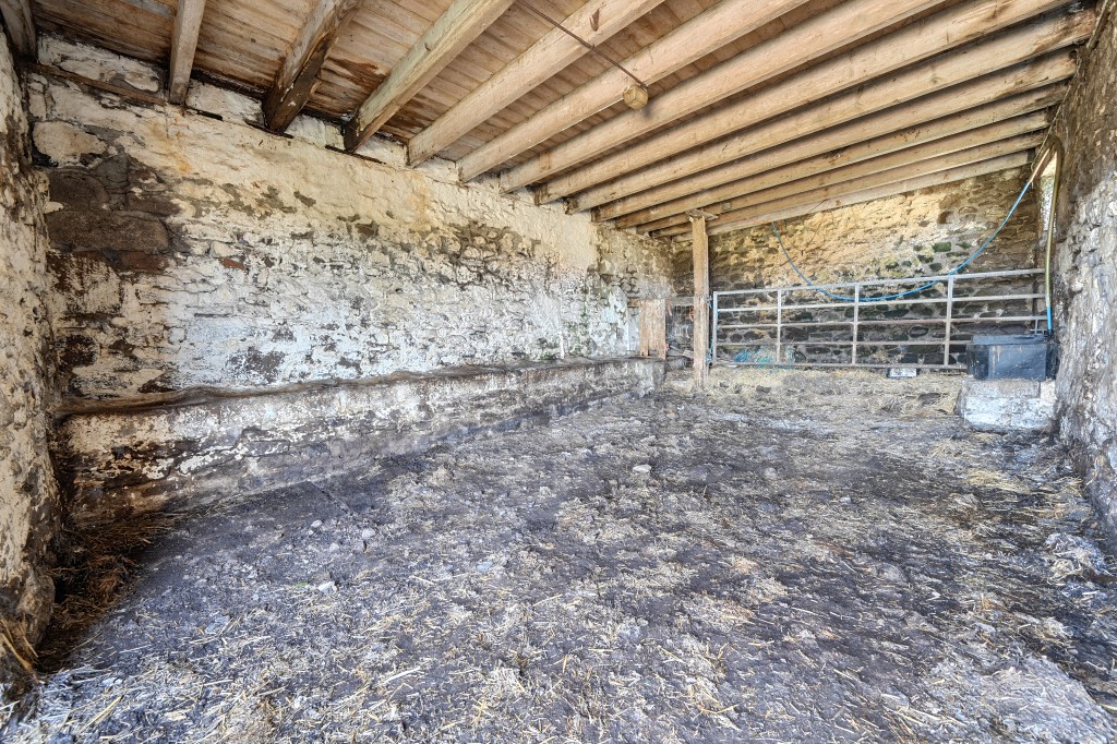 Lot: 3 - COMPLEX OF GRANITE BARNS, DUTCH BARN, CATTLE SHED FARMYARD AND LAND WITH POTENTIAL - Internal photograph of barn